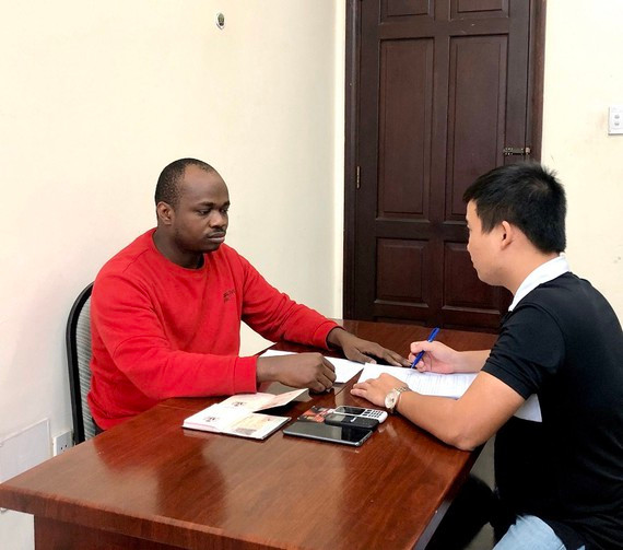 Đối tượng Chukwugekwe Godwin Ajearo đang khai báo hành vi phạm tội Đối tượng Chukwugekwe Godwin Ajearo đang khai báo hành vi phạm tội