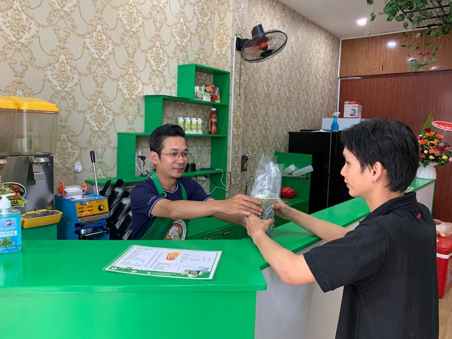 Nguyễn Quốc Bảo quyết định bỏ việc, khởi nghiệp với rau má Ảnh: HỒNG THANH Nguyễn Quốc Bảo quyết định bỏ việc, khởi nghiệp với rau má Ảnh: HỒNG THANH