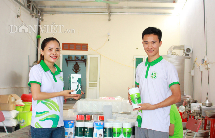 Vợ chồng trẻ Phạm Văn Long và Nguyễn Phương Liên về quê khởi nghiệp bằng sản phẩm ngũ cốc dinh dưỡng. Ảnh: PV