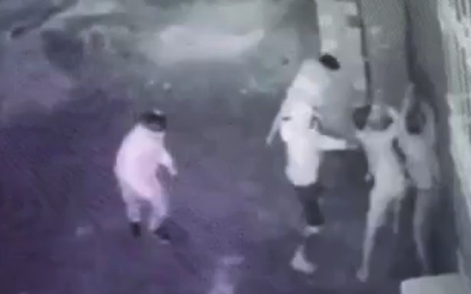 Nạn nhân Nguyễn Văn Toán bị 5 thanh niên dùng gậy, gạch đá, đánh đập dã man ẢNH CẮT TỪ CLIP