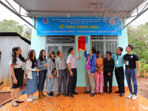 Bàn giao nhà mới cho gia đình anh Rơ Mah Phí (làng Châm, xã Ia Grăng, huyện Ia Grai). Ảnh: P.L Bàn giao nhà mới cho gia đình anh Rơ Mah Phí (làng Châm, xã Ia Grăng, huyện Ia Grai). Ảnh: P.L