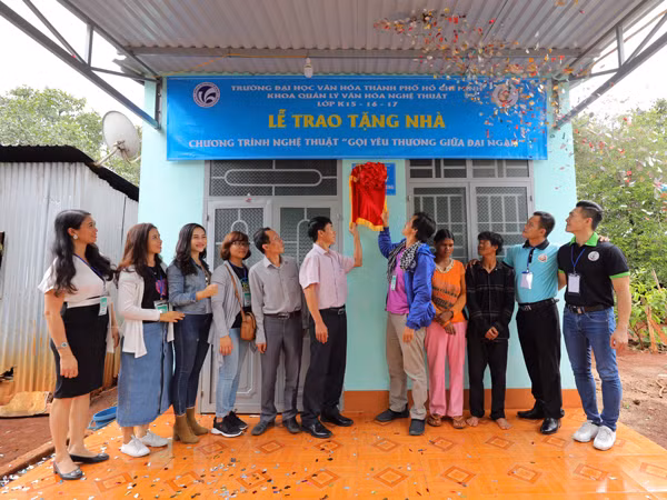 Bàn giao nhà mới cho gia đình anh Rơ Mah Phí (làng Châm, xã Ia Grăng, huyện Ia Grai). Ảnh: P.L