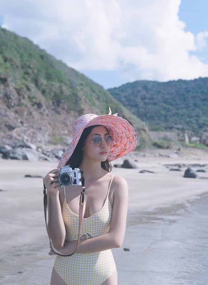 Nhiều người khen ngợi nhan sắc ngày càng thăng hạng của cô sau khi đăng quang. Tuy nhiên, Lương Thùy Linh hiếm hoi người đẹp mặc trang phục bikini quyến rũ thế này.