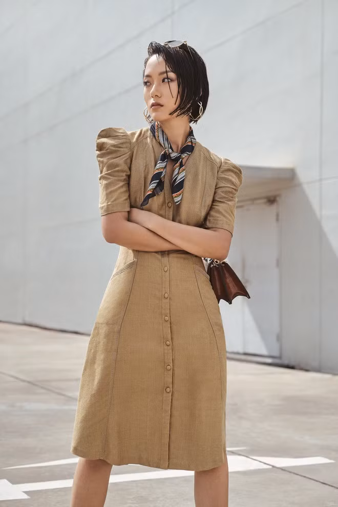 Trong bộ ảnh giới thiệu bộ sưu tập mới, nhà thiết kế Xuân Lê đã hợp tác với Hồ Thu Anh, gương mặt trưởng thành từ cuộc thi The Face và đang là fashionista triển vọng của làng thời trang Việt