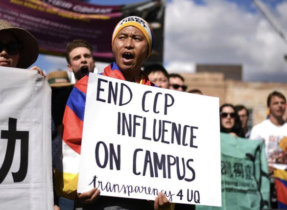 Các nhà hoạt động phản đối sức ảnh hưởng của Trung Quốc trong Đại học Queensland của Úc, tháng 7-2019 - Ảnh: TWITTER Các nhà hoạt động phản đối sức ảnh hưởng của Trung Quốc trong Đại học Queensland của Úc, tháng 7-2019 - Ảnh: TWITTER