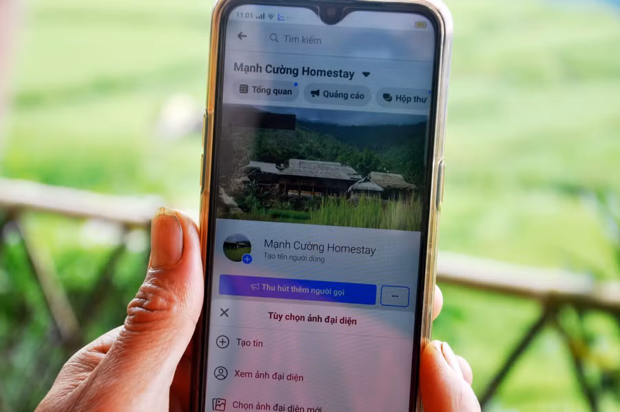 Dùng điện thoại thông minh để làm du lịch, đến nay anh kiếm nửa tỷ đồng mỗi năm.