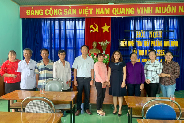 Các hội viên Hội Nông dân phường Hòa Bình vui mừng nhận tiền vay vốn từ dự án Chăn nuôi gà ta thả vườn. Ảnh: Vũ Chi
