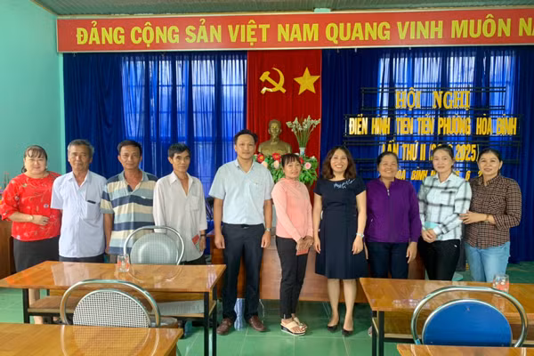 Các hội viên Hội Nông dân phường Hòa Bình vui mừng nhận tiền vay vốn từ dự án Chăn nuôi gà ta thả vườn. Ảnh: Vũ Chi