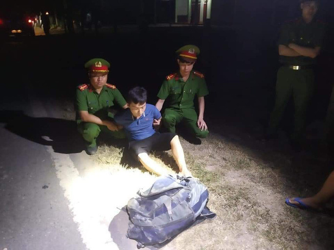 Một đối tượng cùng tang vật bị lực lượng chức năng khống chế, bắt giữ Một đối tượng cùng tang vật bị lực lượng chức năng khống chế, bắt giữ