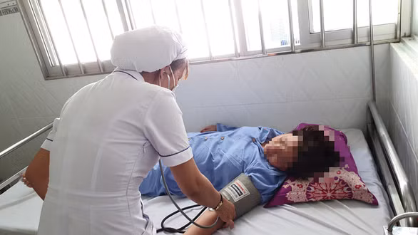 Bà Thúy đang được chăm sóc tại Bệnh viện Ða khoa khu vực tỉnh An Giang - Ảnh: BỬU ĐẤU