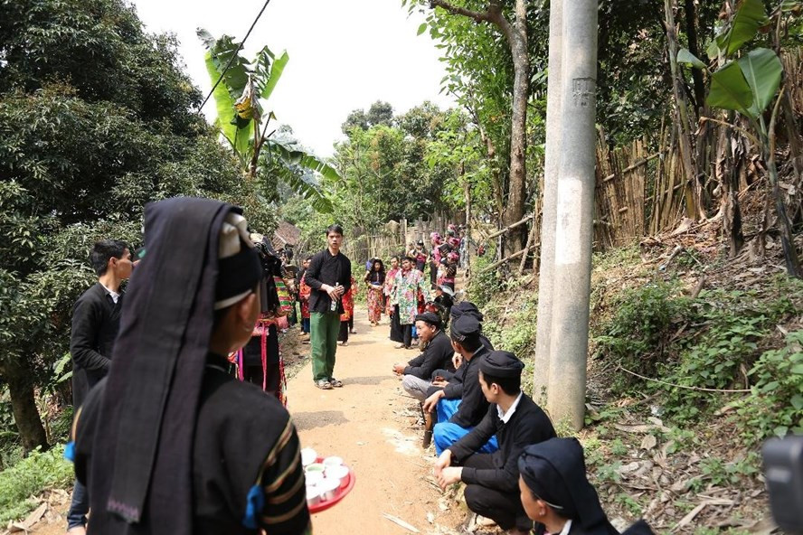 Nghi lễ đón cậu già, cậu non đến nhà chia buồn cùng gia đình vừa đi vừa hát và mời rượu để người đã mất cũng có thể chứng kiến. Nghi lễ đón cậu già, cậu non đến nhà chia buồn cùng gia đình vừa đi vừa hát và mời rượu để người đã mất cũng có thể chứng kiến.