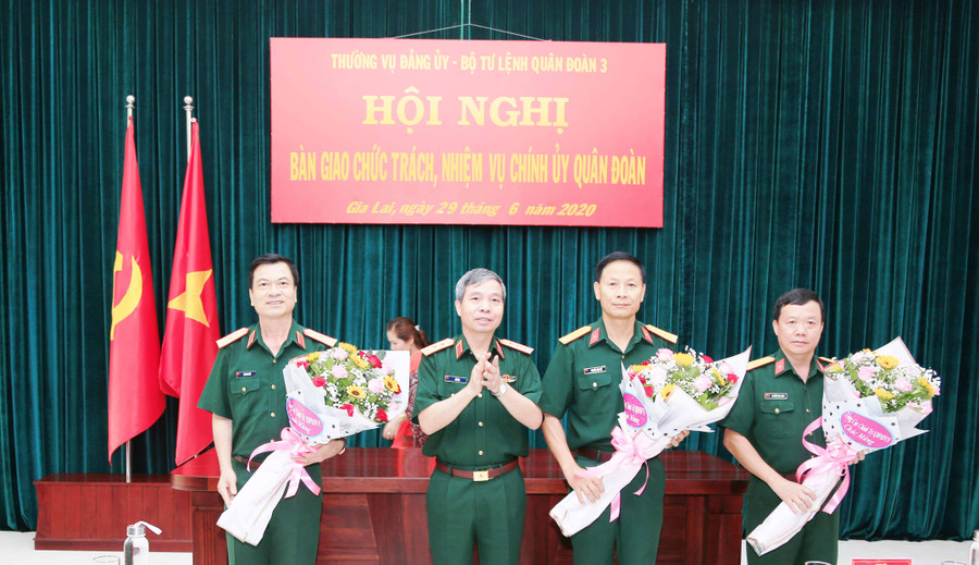 Thượng tướng Đỗ Căn tặng hoa chức mừng các đồng chí được bổ nhiệm. Ảnh: Vĩnh Hoàng