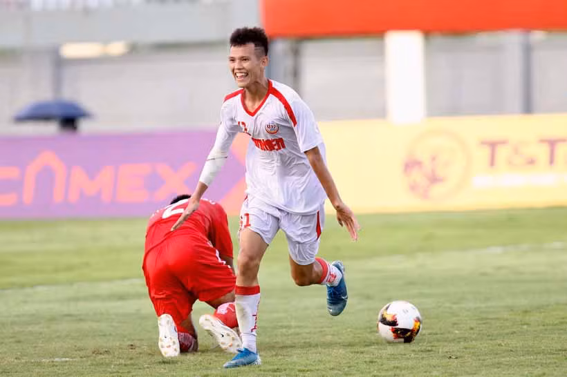 Tiền đạo Lê Hữu Phước của HA.GL 2 lập cú đúp vào lưới B.Bình Dương. Ảnh: Khả Hòa