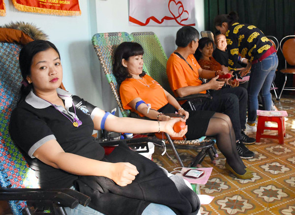 Thành viên Câu lạc bộ Giọt hồng Pleiku tham gia hiến máu tình nguyện. Ảnh: H.P