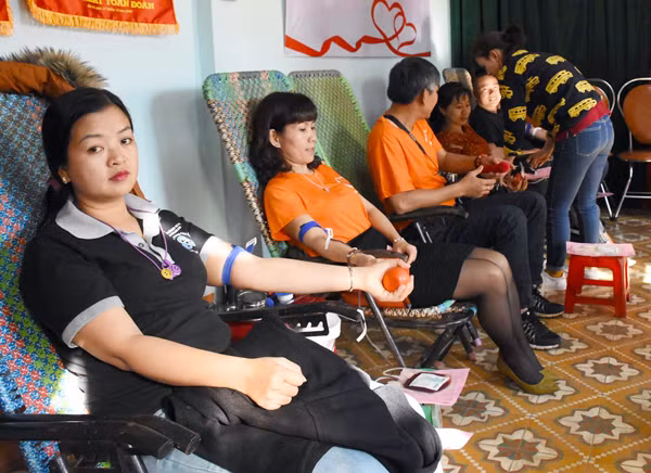 Thành viên Câu lạc bộ Giọt hồng Pleiku tham gia hiến máu tình nguyện. Ảnh: H.P