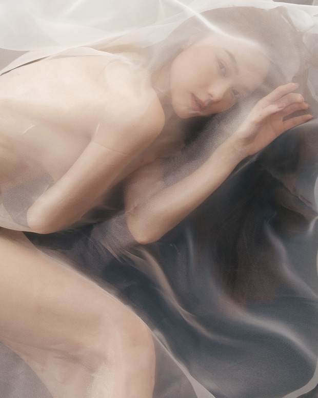 Thần thái của Minh Hằng khiến công chúng không thể rời mắt.