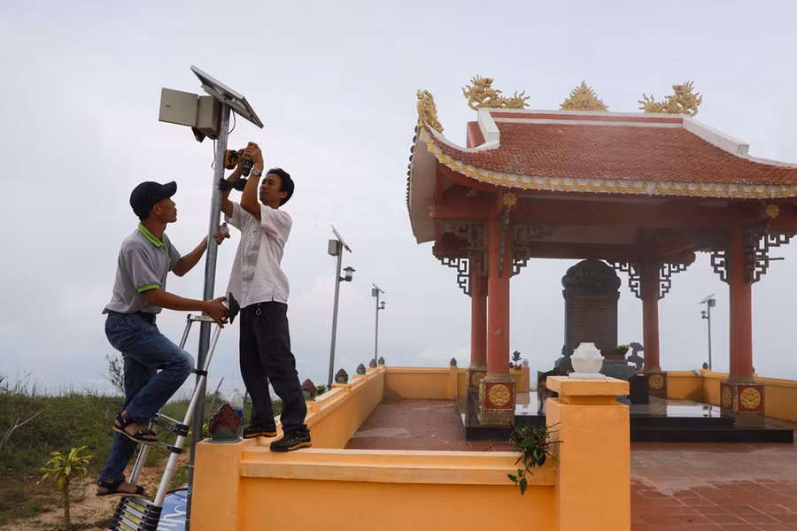 Sửa chữa - bảo dưỡng hệ thống đèn năng lượng mặt trời chiếu sáng trên điểm cao Charlie (1015) - Ảnh: Ngô Trần Hải An