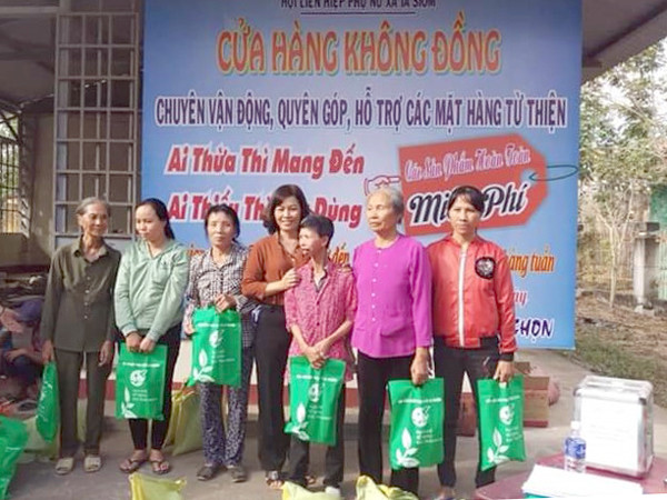 Chị Thắng trao quà cho chị em phụ nữ có hoàn cảnh khó khăn trong buổi khai trương Gian hàng 0 đồng. Ảnh: V.C