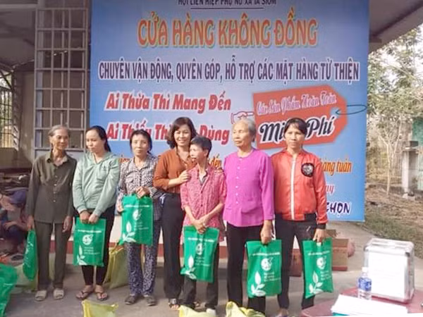 Chị Thắng trao quà cho chị em phụ nữ có hoàn cảnh khó khăn trong buổi khai trương Gian hàng 0 đồng. Ảnh: V.C