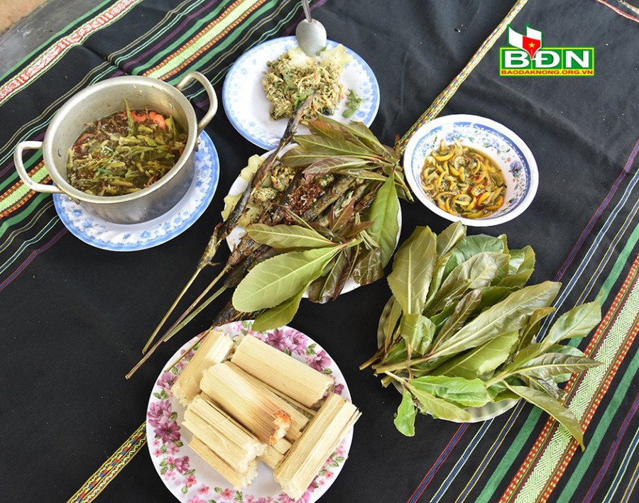 Cá suối nướng ăn cùng kiến vàng và lá lộc vừng là văn hóa ẩm thực đặc sắc của người Ê đê trên địa bàn tỉnh Đắk Nông.