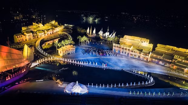  Áo dài được biểu diễn tại sân khấu thực cảnh Ký ức Hội An rộng 25.000m2. (Nguồn: VGP)