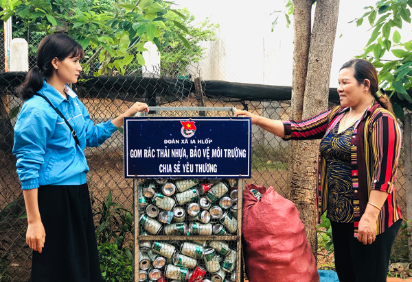 Mô hình gom rác thải nhựa, bảo vệ môi trường, chia sẻ yêu thương của Đoàn xã Ia Hlốp (huyện Chư Sê). Ảnh: P.L