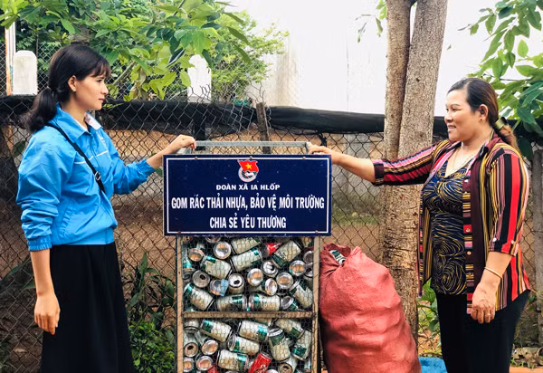 Mô hình gom rác thải nhựa, bảo vệ môi trường, chia sẻ yêu thương của Đoàn xã Ia Hlốp (huyện Chư Sê). Ảnh: P.L