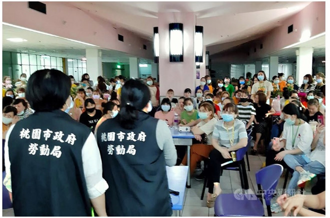 Hàng trăm lao động Việt Nam tại một nhà máy của Công ty Điện tử Compal ở thành phố Đào Viên,Đài Loan bãi công ngày 2.6 - Ảnh chụp màn hình CNA Hàng trăm lao động Việt Nam tại một nhà máy của Công ty Điện tử Compal ở thành phố Đào Viên,Đài Loan bãi công ngày 2.6 - Ảnh chụp màn hình CNA