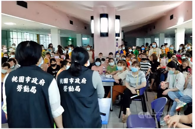Hàng trăm lao động Việt Nam tại một nhà máy của Công ty Điện tử Compal ở thành phố Đào Viên,Đài Loan bãi công ngày 2.6 - Ảnh chụp màn hình CNA