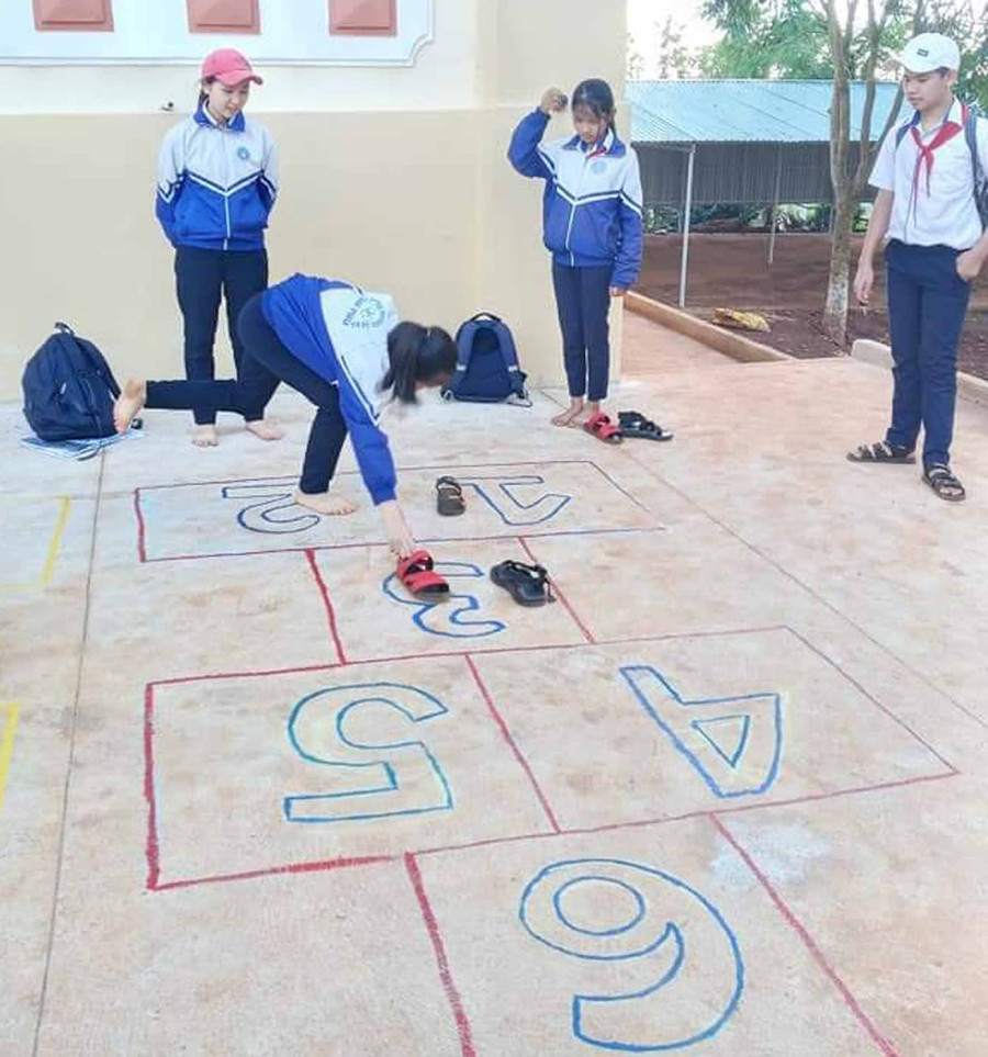 Chơi nhảy lò cò. Ảnh: hà Phương Chơi nhảy lò cò. Ảnh: hà Phương