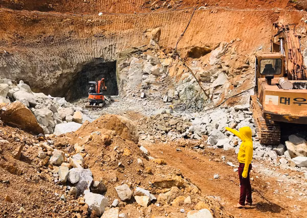 Theo người dân, việc thi công Nhà máy thủy điện đã ảnh hưởng đến cuộc sống. Ảnh: H.S