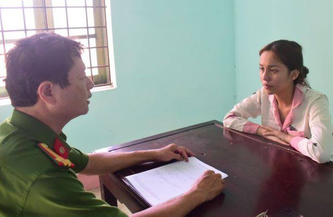 Hoàng Nguyễn Minh Hằng tại cơ quan công an ẢNH: CÔNG AN CUNG CẤP