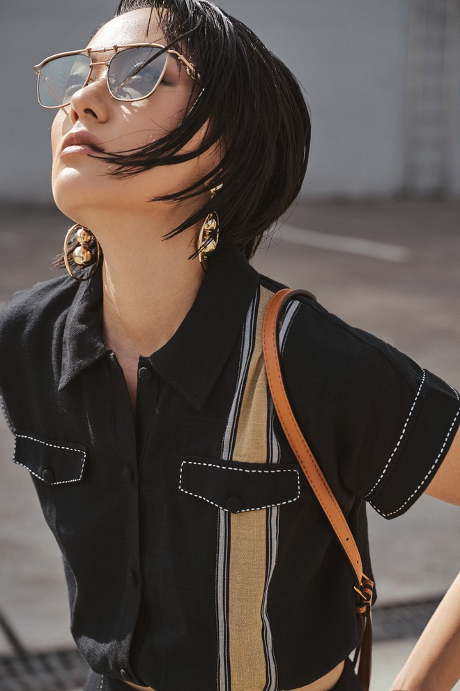 Theo Xuân Lê, Effortlessly Chic là phong cách thời trang sành điệu nhưng không cần gượng ép. Những thiết kế này phù hợp với mẫu người phụ nữ năng động, luôn tràn ngập năng lượng nhưng không kém phần cá tính như Hồ Thu Anh