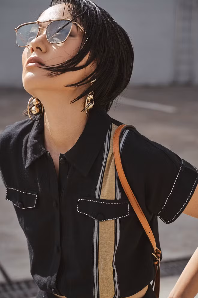 Theo Xuân Lê, Effortlessly Chic là phong cách thời trang sành điệu nhưng không cần gượng ép. Những thiết kế này phù hợp với mẫu người phụ nữ năng động, luôn tràn ngập năng lượng nhưng không kém phần cá tính như Hồ Thu Anh