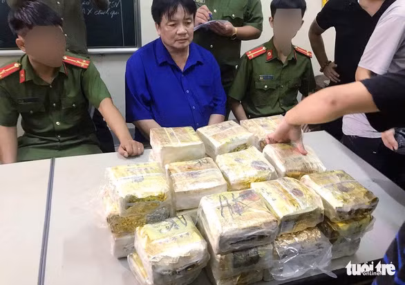 Nghi phạm Nguyên cùng tang vật - Ảnh: Công an cung cấp