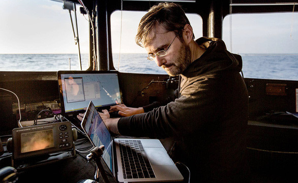 Nhà phân tích dữ liệu Bjorn Bergman trên đường săn lùng các đội tàu ma Trung Quốc - Ảnh: Simon Ager