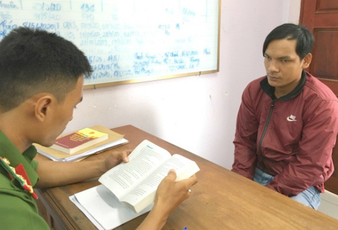Cảnh sát làm việc với bị can Sương. Ảnh: Công an Trà Vinh. Cảnh sát làm việc với bị can Sương. Ảnh: Công an Trà Vinh.