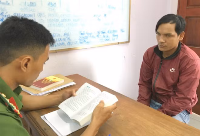 Cảnh sát làm việc với bị can Sương. Ảnh: Công an Trà Vinh.