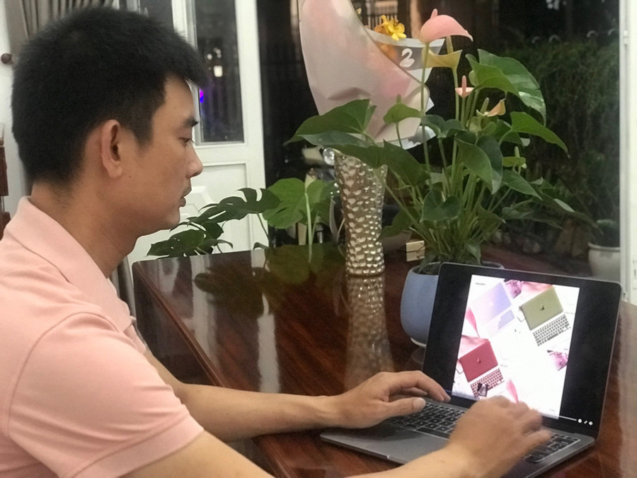 Mua hàng qua mạng đã trở thành thói quen của nhiều người tiêu dùng. Ảnh: Vũ Thảo Mua hàng qua mạng đã trở thành thói quen của nhiều người tiêu dùng. Ảnh: Vũ Thảo