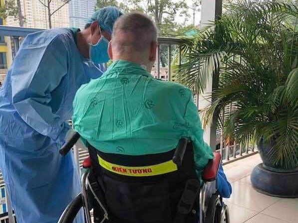 Bệnh nhân 91 được các y bác sỹ đưa ra phơi nắng. (Ảnh: Bệnh viện Chợ rẫy)