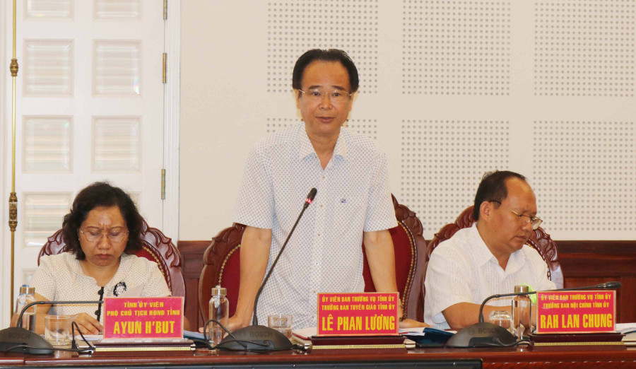  Đồng chí Lê Phan Lương-Ủy viên Ban Thường vụ Tỉnh ủy, Trưởng ban Tuyên giáo Tỉnh ủy phát biểu ý kiến góp ý tại hội nghị. Ảnh: Ngọc Sang