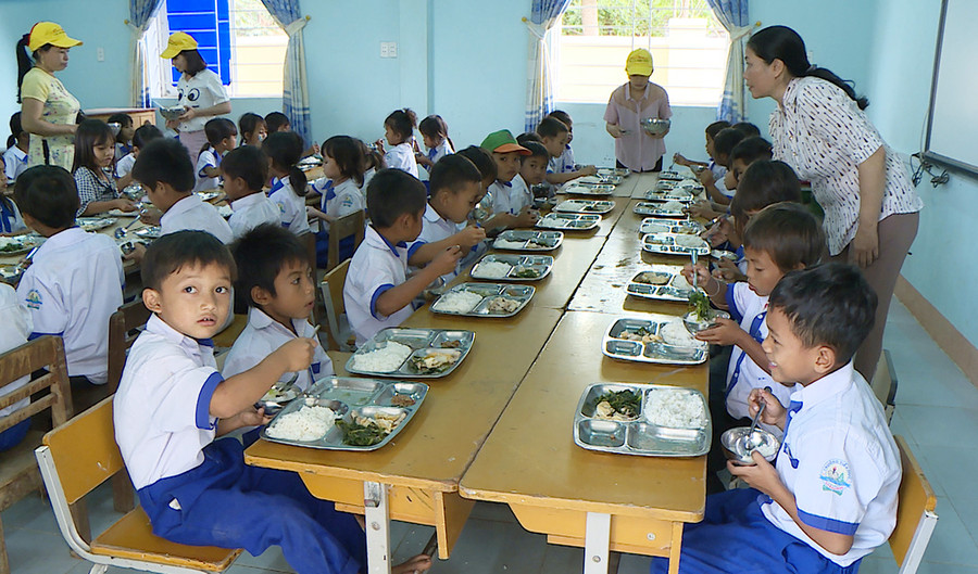  Giờ ăn của học sinh bán trú Trường Tiểu học Kpă Klơng (xã Ia Peng, huyện Phú Thiện). Ảnh: Đ.P