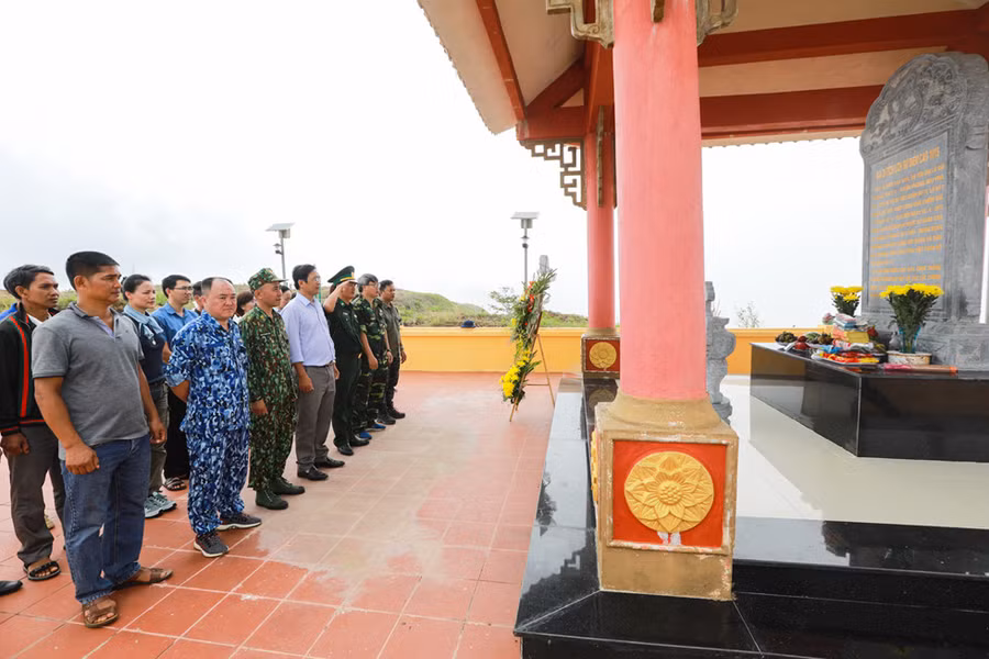  Lễ tưởng niệm các liệt sĩ đã hy sinh trên điểm cao Charlie (1015) - Ảnh: Ngô Trần Hải An