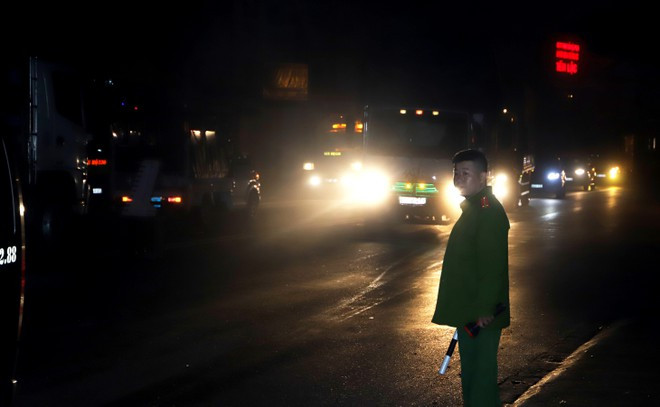 Cảnh sát điều tiết phân luồng đảm bảo an toàn giao thông - Ảnh: Trùng Dương