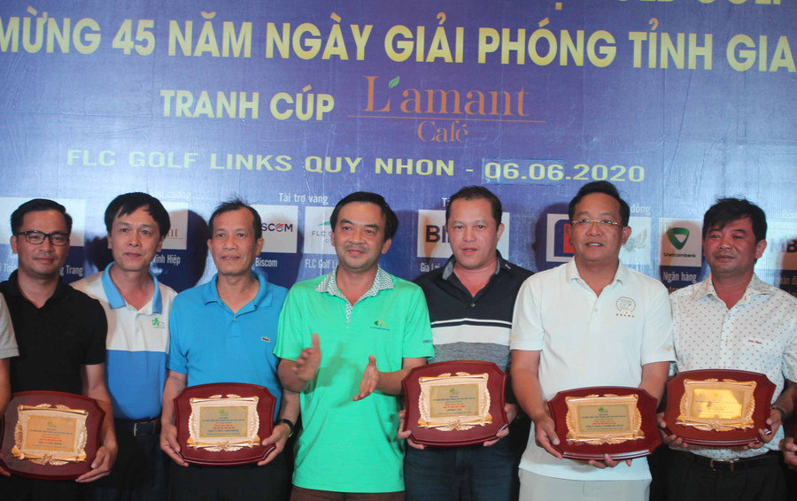 Ông Đặng Phan Chung-Ủy viên Ban Thường vụ Tỉnh ủy, Phó chủ tịch Thường trực HĐND tỉnh Gia Lai trao tặng bảng vinh danh các nhà tài trợ cho giải Golf. Ảnh: Hoành Sơn