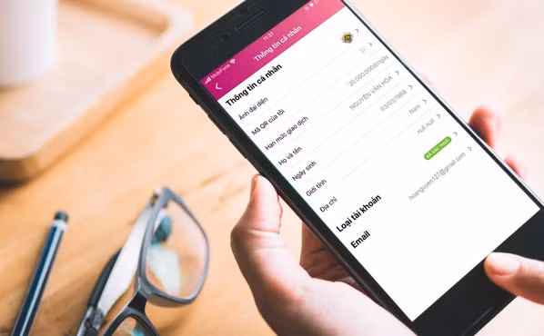 Người dùng ví điện tử phải hoàn tất xác thực danh tính trước ngày 7.7.2020 theo yêu cầu của NHNN. Nguồn: Moca