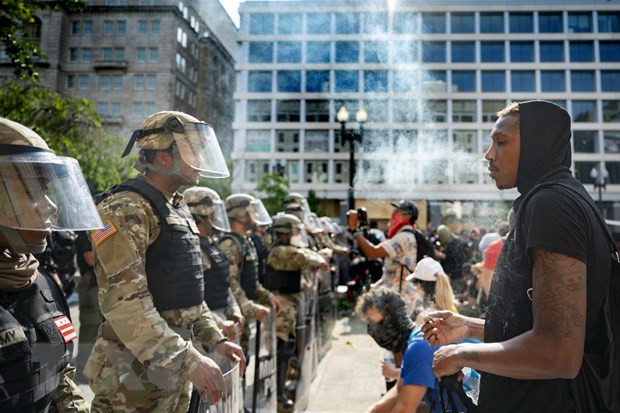 Các cuộc biểu tình phản đối tình trạng phân biệt chủng tộc diễn ra trên khắp nước Mỹ. (Ảnh: AFP/TTXVN) Các cuộc biểu tình phản đối tình trạng phân biệt chủng tộc diễn ra trên khắp nước Mỹ. (Ảnh: AFP/TTXVN)