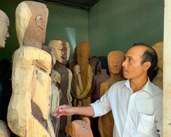 Ông Dom-Phó Chủ tịch UBND xã Đak Sơ Mei kiểm tra tượng gỗ do các xã gửi về để trưng bày trong khu lưu niệm. Ảnh: P.L