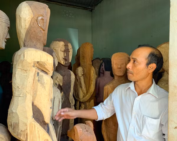 Ông Dom-Phó Chủ tịch UBND xã Đak Sơ Mei kiểm tra tượng gỗ do các xã gửi về để trưng bày trong khu lưu niệm. Ảnh: P.L