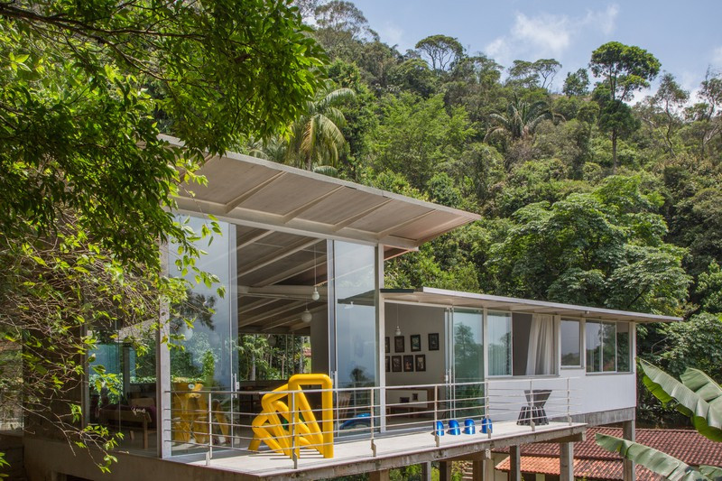 Ngoài ra, bên dưới nhà những chiếc cột bê tông đóng vai trò chịu lực, nâng đỡ toàn bộ khối nhà bên trên. Ngoài ra, bên dưới nhà những chiếc cột bê tông đóng vai trò chịu lực, nâng đỡ toàn bộ khối nhà bên trên.